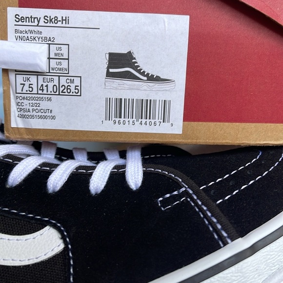 Vans Men’s Sentry Sk8-Hi
Black/White
VN0A5KY5BA2
Sneakers - Picture 16 of 16